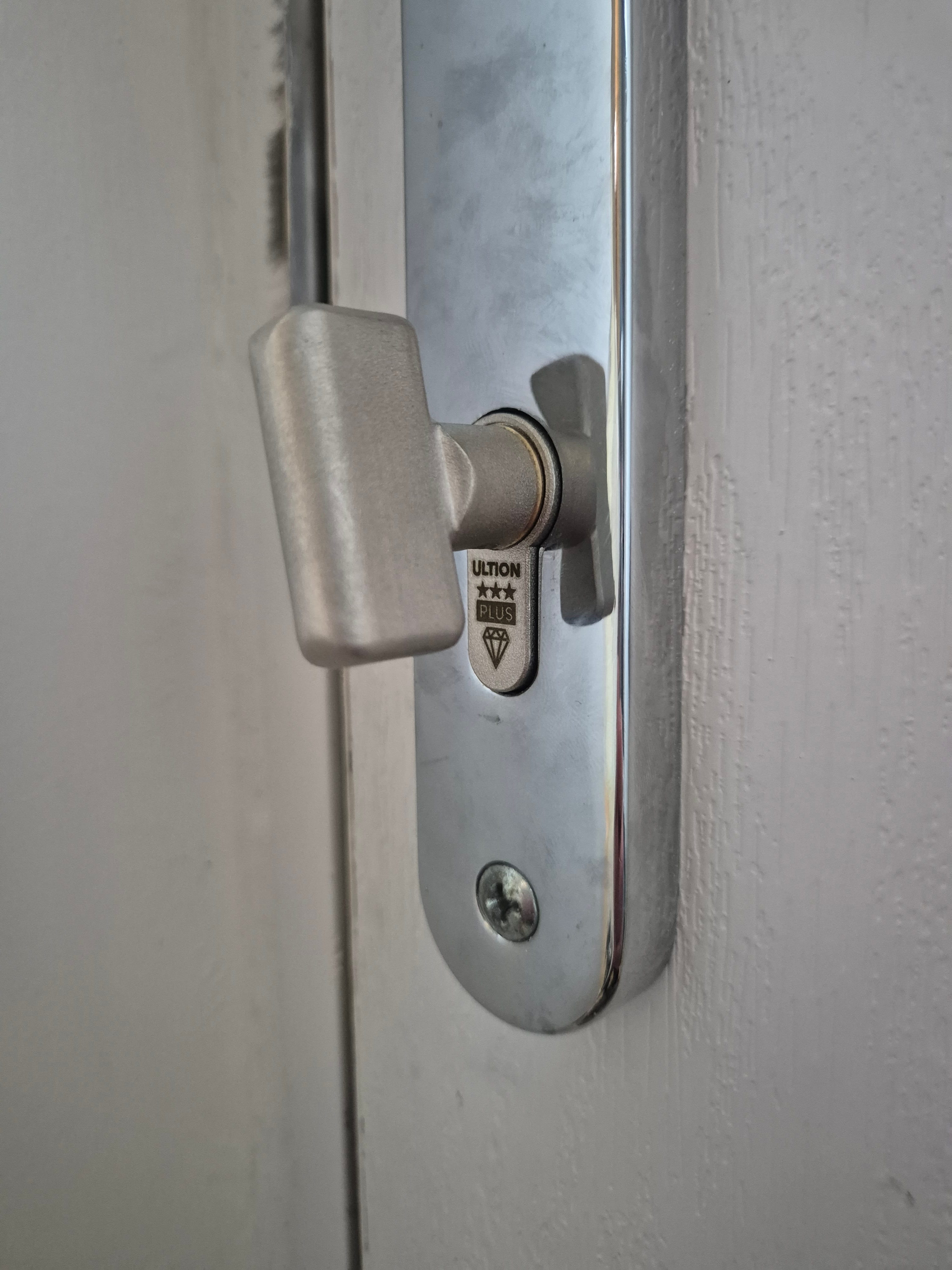 Brisant Ultion 3 star thumb turn lock fitted to white composite door in Leeds 