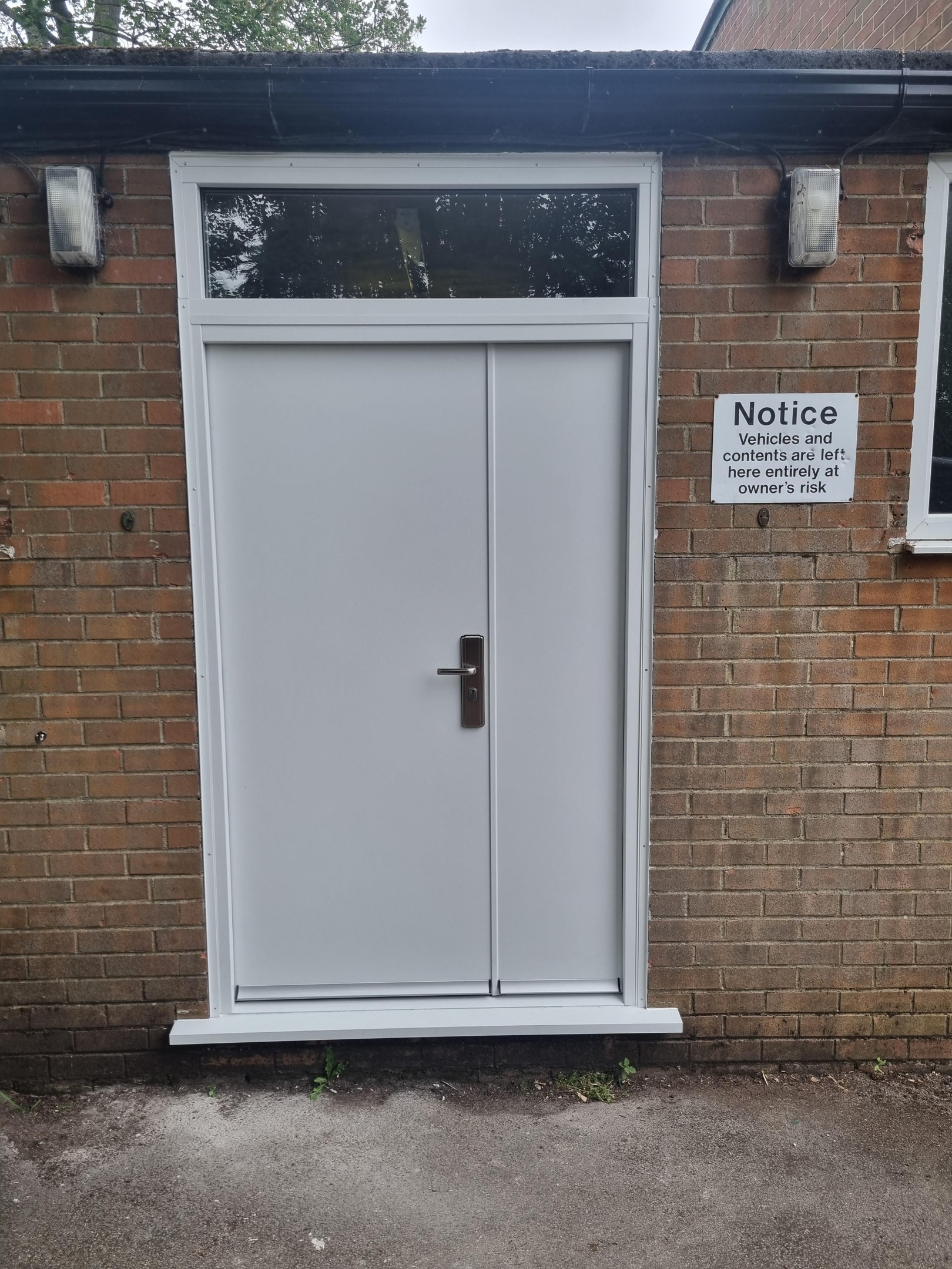 Double steel door in white with glass panel above