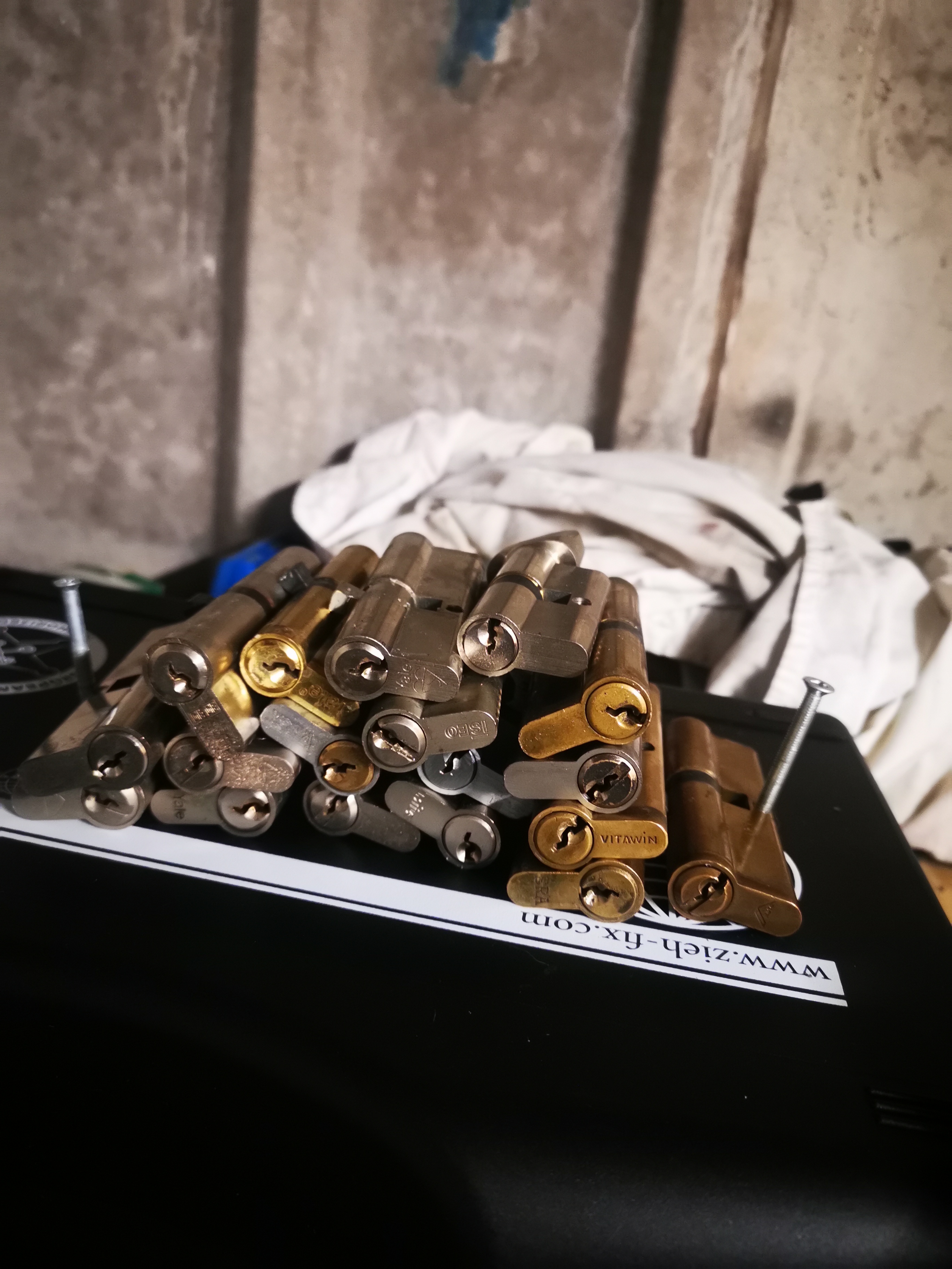 selection of standard euro locks that are venerable to lock snapping