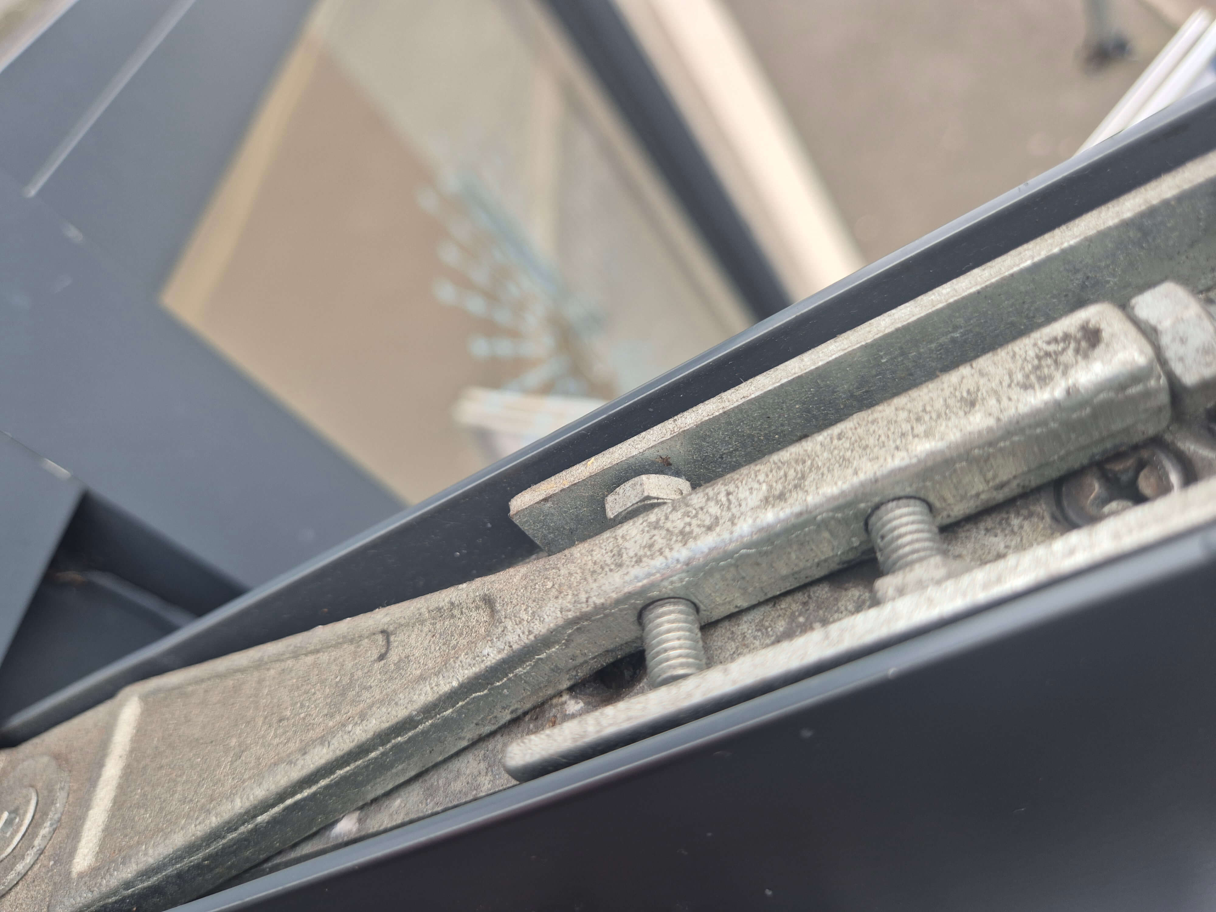 Aluminium door top alignment arm